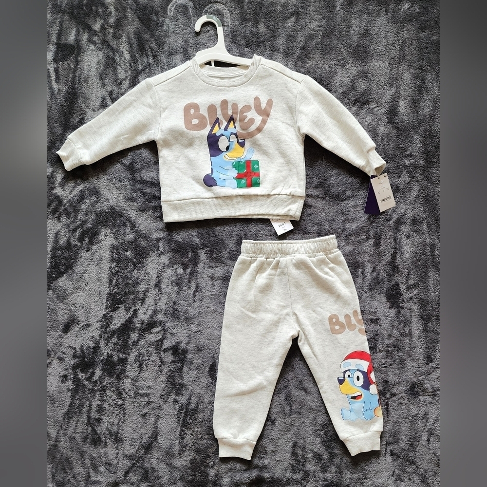 NWT Toddler Boy's Bluey Bingo Christmas 2pc Fleece Top and Bottom Set, size 18m